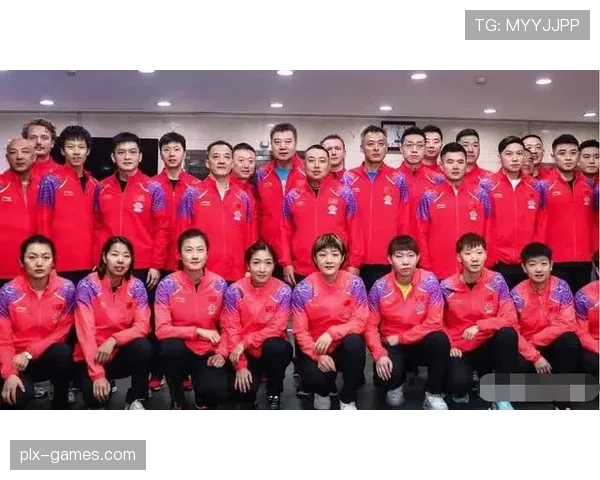 汪周雨赛后拎着泡面排队的样子，真不像台上那个精致人设