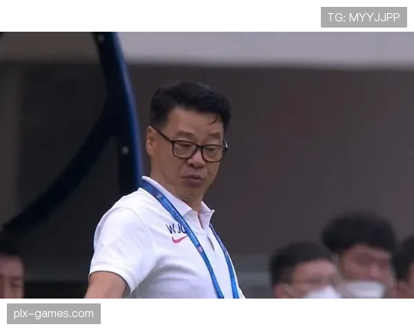 刚刷到蒋圣龙赛后回家，球衣还湿着却从鞋柜里掏出比我房贷还贵的一双球鞋